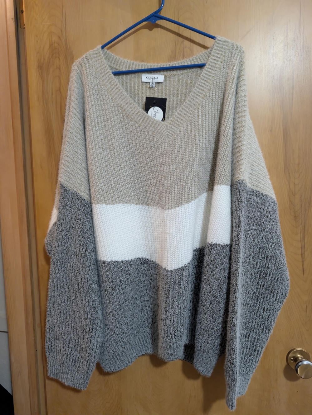 NWT Gilli Colorblock V-Neck FGilli Taupe, White & Gray Colorblock V-Neck Sweater